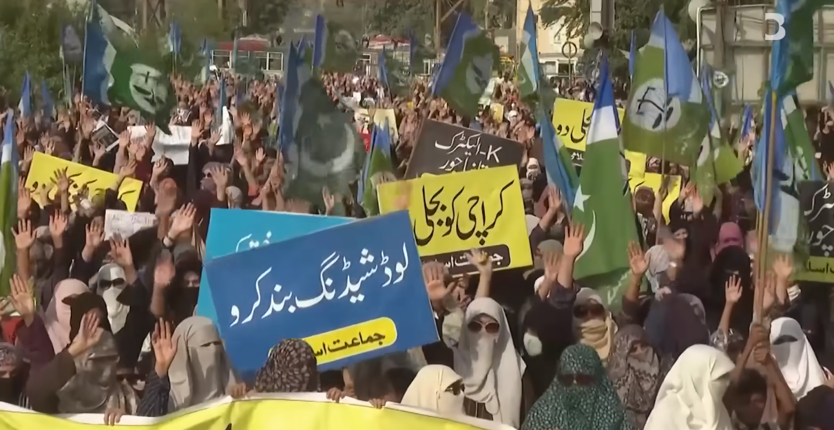 पाकिस्तान घास की रोटी और परमाणु बम