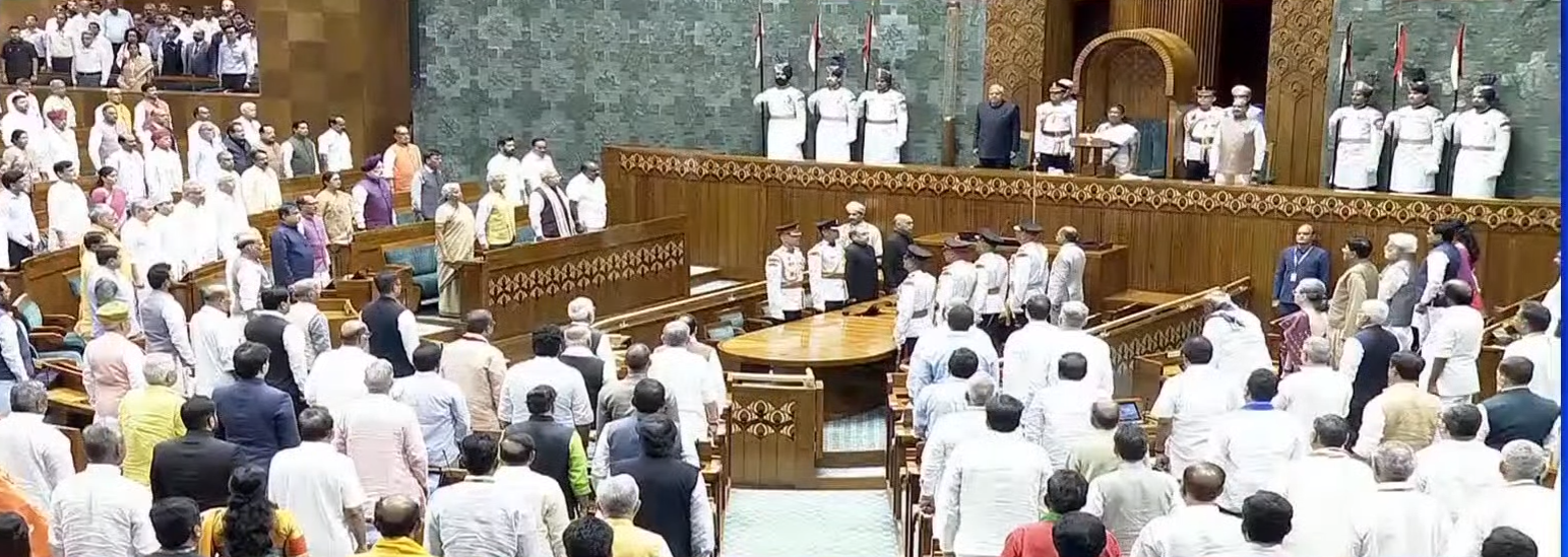 भारत की राष्ट्रपति द्रौपदी मुर्मू ने गुरुवार (27 जून) को संसद के दोनों सदनों की संयुक्त बैठक को संबोधित किया। इस दौरान उन्होंने नई सरकार की प्राथमिकताओं को संसद के सामने रखा।अभिभाषण की प्रमुख बातें:
1. चुनाव की चर्चा:
राष्ट्रपति मुर्मू ने कहा कि आज दुनियाभर में भारत में हुए चुनाव की चर्चा हो रही है। दुनिया ने देखा है कि किस तरह से भारत के लोगों ने लगातार तीसरी बार बहुमत के साथ स्थिर सरकार बनाई है। इस दौरान विपक्षी सांसदों ने शोर मचाया। उन्होंने ओम बिरला को शुभकामनाएं दी और चुनाव आयोग की सराहना की।

2. नेशनल हाईवे और कनेक्टिविटी:
राष्ट्रपति ने कहा कि 3 लाख 80 हजार किमी से ज्यादा सड़के बनाई गई हैं और नेशनल हाईवे बनाने की गति दोगुनी हुई है। नॉर्थ ईस्ट में हर तरह की कनेक्टिविटी को बढ़ाया जा रहा है और असम में 27 हजार करोड़ की लागत से सेमी कंडक्टर प्लांट बनाया जा रहा है।

3. स्थिर सरकार:
राष्ट्रपति ने कहा कि दुनिया देख रही है कि भारत के लोगों ने स्पष्ट बहुमत की सरकार बनाई है। यह पिछले छह दशकों में पहली बार हुआ है। उन्होंने कहा कि लोगों ने मेरी सरकार पर तीसरी बार भरोसा जताया है और सरकार देश को दुनिया की तीसरी सबसे बड़ी इकोनॉमी बनाने में जुटी है।

4. प्राकृतिक खेती और सप्लाई चेन:
राष्ट्रपति ने कहा कि आजकल दुनिया में ऑर्गेनिक उत्पादों की मांग बढ़ रही है। इसलिए सरकार प्राकृतिक खेती और सप्लाई चेन को सुदृढ़ कर रही है।

5. योग और आयुष:
पूरी दुनिया ने योग दिवस मनाया है। योग और आयुष को बढ़ावा देकर भारत एक स्वस्थ वातावरण प्रदान कर रहा है।

6. ग्रीन एनर्जी और ग्रीन मोबिलिटी:
राष्ट्रपति ने कहा कि आने वाला समय ग्रीन एरा है और सरकार इसके लिए हर जरूरी कदम उठा रही है।

7. सर्विस सेक्टर और रोजगार:
सरकार सर्विस सेक्टर को मजबूत करने में जुटी है। इससे रोजगार के नए मौके बन रहे हैं।

8. ग्रामीण अर्थव्यवस्था:
राष्ट्रपति ने कहा कि पिछले दस साल में सरकार ने ग्रामीण अर्थव्यवस्था के लिए काम किया है। छोटे किसानों की बड़ी समस्या भंडारण से जुड़ी होती है। सरकार दुनिया की सबसे बड़ी भंडारण योजना पर काम कर रही है और किसानों को 3 लाख 20 हजार करोड़ की सम्मान निधि दे चुकी है।

9. पब्लिक ट्रांसपोर्ट:
राष्ट्रपति ने कहा कि अप्रैल 2014 में भारत में 209 एयरलाइन बोर्ड थे, जो 2024 में 605 हो गए हैं। वंदे मेट्रो पर काम चल रहा है और पब्लिक ट्रांसपोर्ट को दुनिया में बेहतरीन बनाने के लिए काम जारी है।

राष्ट्रपति मुर्मू के अभिभाषण के दौरान विपक्षी सांसदों ने नारेबाजी की और शोर मचाया। राष्ट्रपति ने विपक्षी सांसदों को सुनने के लिए कहा और सरकार की योजनाओं और उपलब्धियों को विस्तार से बताया।