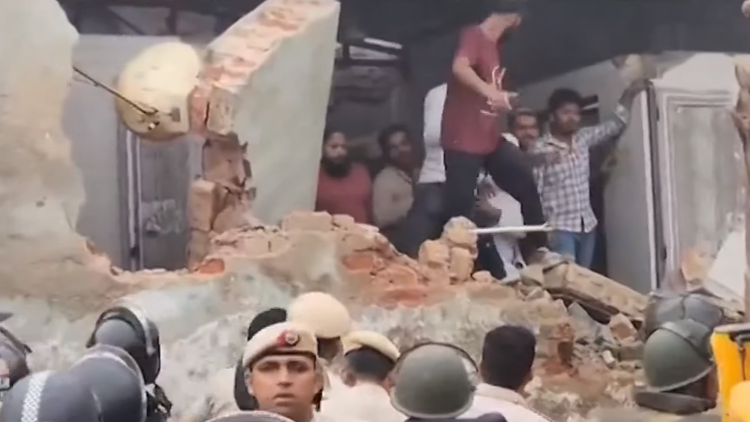 दिल्ली के मंगोलपुरी में चला बुलडोजर, मस्जिद पर चढ़कर लोगों ने, दिल्ली: अवैध धर्मिक स्थल पर चला बुलडोजर तो MCD टीम पर, सुबह 6 बजे बुलडोजर लेकर पहुंच गए MCD कर्मचारी, तोड़ने लगे, Delhi Mangolpuri Bulldozer Action, अवैध मस्जिद पर MCD, Delhi Bulldozer Action, Mangolpuri में Masjid के अवैध हिस्से पर, Delhi MCD Bulldozer Action, दिल्ली के मंगोलपुरी में बुलडोज़र, आज मंगोलपुरी की मस्जिद वाली गली में बुलडोजर , Bulldozer, Bulldozer Action Against Encroachment Masjid Delhi, Delhi, r मंगोलपुरी में मस्जिद पर गरजा