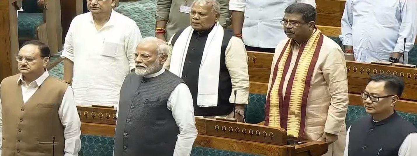 भारत की राष्ट्रपति द्रौपदी मुर्मू ने गुरुवार (27 जून) को संसद के दोनों सदनों की संयुक्त बैठक को संबोधित किया। इस दौरान उन्होंने नई सरकार की प्राथमिकताओं को संसद के सामने रखा।

अभिभाषण की प्रमुख बातें:
1. चुनाव की चर्चा:
राष्ट्रपति मुर्मू ने कहा कि आज दुनियाभर में भारत में हुए चुनाव की चर्चा हो रही है। दुनिया ने देखा है कि किस तरह से भारत के लोगों ने लगातार तीसरी बार बहुमत के साथ स्थिर सरकार बनाई है। इस दौरान विपक्षी सांसदों ने शोर मचाया। उन्होंने ओम बिरला को शुभकामनाएं दी और चुनाव आयोग की सराहना की।

2. नेशनल हाईवे और कनेक्टिविटी:
राष्ट्रपति ने कहा कि 3 लाख 80 हजार किमी से ज्यादा सड़के बनाई गई हैं और नेशनल हाईवे बनाने की गति दोगुनी हुई है। नॉर्थ ईस्ट में हर तरह की कनेक्टिविटी को बढ़ाया जा रहा है और असम में 27 हजार करोड़ की लागत से सेमी कंडक्टर प्लांट बनाया जा रहा है।

3. स्थिर सरकार:
राष्ट्रपति ने कहा कि दुनिया देख रही है कि भारत के लोगों ने स्पष्ट बहुमत की सरकार बनाई है। यह पिछले छह दशकों में पहली बार हुआ है। उन्होंने कहा कि लोगों ने मेरी सरकार पर तीसरी बार भरोसा जताया है और सरकार देश को दुनिया की तीसरी सबसे बड़ी इकोनॉमी बनाने में जुटी है।

4. प्राकृतिक खेती और सप्लाई चेन:
राष्ट्रपति ने कहा कि आजकल दुनिया में ऑर्गेनिक उत्पादों की मांग बढ़ रही है। इसलिए सरकार प्राकृतिक खेती और सप्लाई चेन को सुदृढ़ कर रही है।

5. योग और आयुष:
पूरी दुनिया ने योग दिवस मनाया है। योग और आयुष को बढ़ावा देकर भारत एक स्वस्थ वातावरण प्रदान कर रहा है।

6. ग्रीन एनर्जी और ग्रीन मोबिलिटी:
राष्ट्रपति ने कहा कि आने वाला समय ग्रीन एरा है और सरकार इसके लिए हर जरूरी कदम उठा रही है।

7. सर्विस सेक्टर और रोजगार:
सरकार सर्विस सेक्टर को मजबूत करने में जुटी है। इससे रोजगार के नए मौके बन रहे हैं।

8. ग्रामीण अर्थव्यवस्था:
राष्ट्रपति ने कहा कि पिछले दस साल में सरकार ने ग्रामीण अर्थव्यवस्था के लिए काम किया है। छोटे किसानों की बड़ी समस्या भंडारण से जुड़ी होती है। सरकार दुनिया की सबसे बड़ी भंडारण योजना पर काम कर रही है और किसानों को 3 लाख 20 हजार करोड़ की सम्मान निधि दे चुकी है।

9. पब्लिक ट्रांसपोर्ट:
राष्ट्रपति ने कहा कि अप्रैल 2014 में भारत में 209 एयरलाइन बोर्ड थे, जो 2024 में 605 हो गए हैं। वंदे मेट्रो पर काम चल रहा है और पब्लिक ट्रांसपोर्ट को दुनिया में बेहतरीन बनाने के लिए काम जारी है।

राष्ट्रपति मुर्मू के अभिभाषण के दौरान विपक्षी सांसदों ने नारेबाजी की और शोर मचाया। राष्ट्रपति ने विपक्षी सांसदों को सुनने के लिए कहा और सरकार की योजनाओं और उपलब्धियों को विस्तार से बताया।