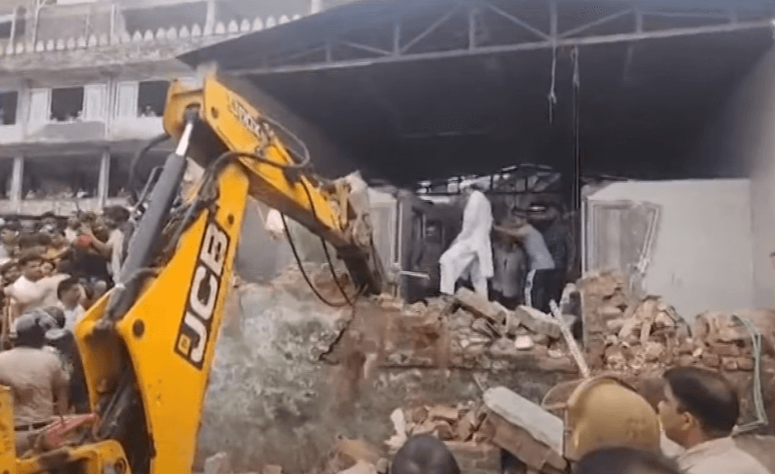 दिल्ली के मंगोलपुरी में सरकारी जमीन पर अवैध निर्माण हटाने गई MCD (नगर निगम दिल्ली): मस्जिद पर गरजा बुलडो